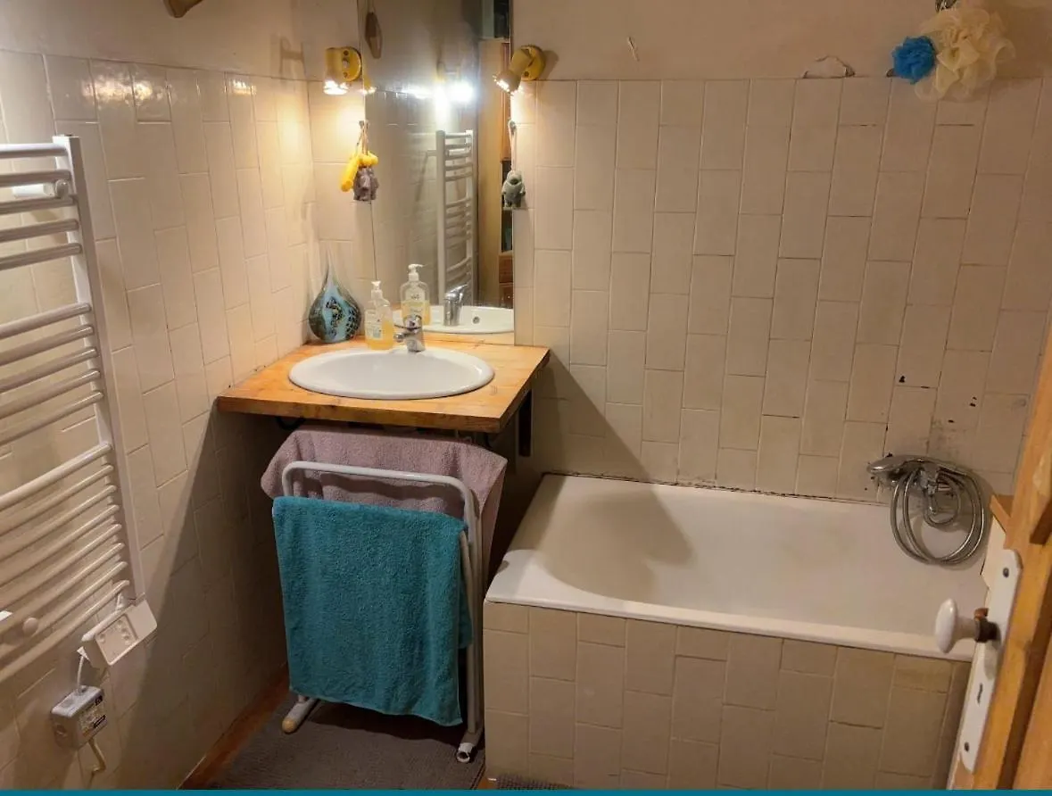 Homestay Room Near Nice Port In A Shared Apartment